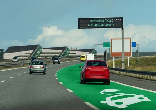 Francia inaugura la primera autopista de Europa que carga coches y autobuses eléctricos en movimiento