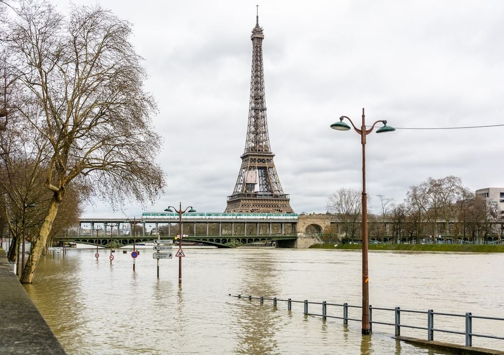 Blick auf die angeschwollene Seine während des Winterhochwassers im Januar 2018, überflutete Schnellstraße, Eiffelturm, Bir-Hakeim-Brücke