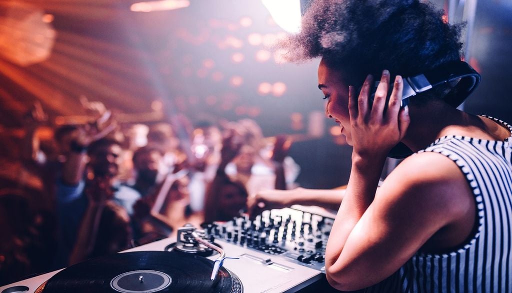 Eine neue Studie zeigt, dass immer mehr Frauen als DJ unterwegs sind (Foto: Adobe Stock)