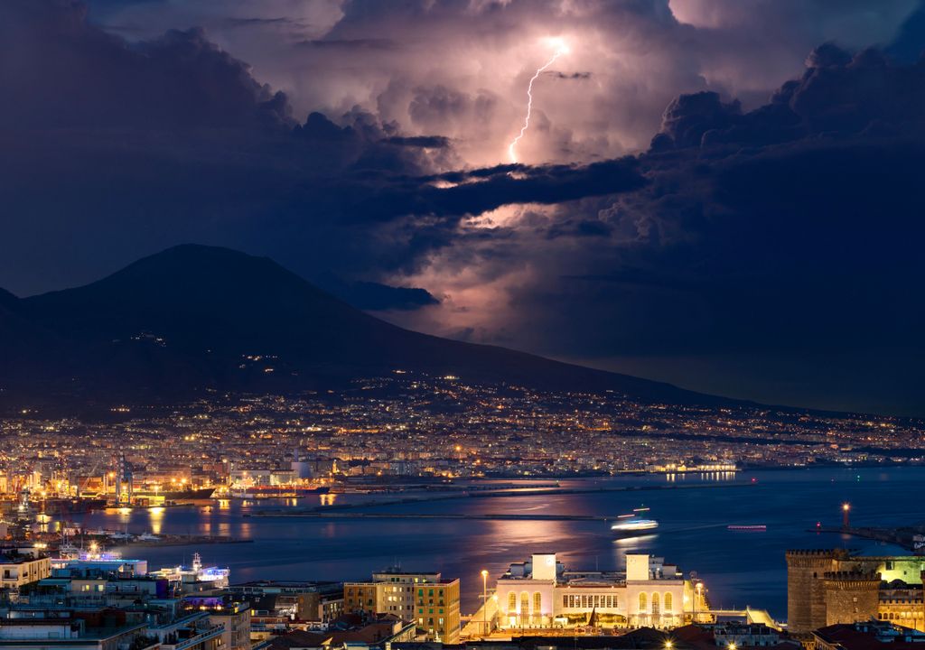 Golfo di Napoli con Vesuvio sullo sfondo