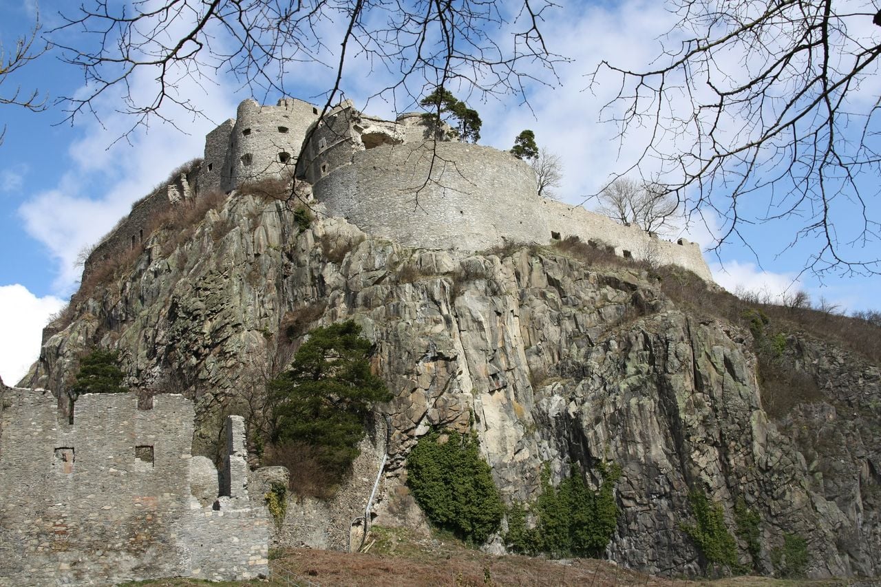 Mit neun Hektar Fläche gilt Hohentwiel als Deutschlands größte Burgruine. Foto: Adobe Stock