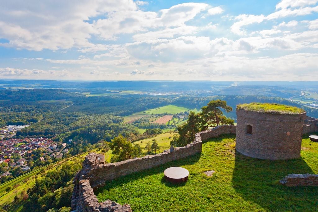 Panorama Einst machte die Lage sie uneinnehmbar - heute öffnet sie fantastische Aussichten. Foto: Adobe Stock