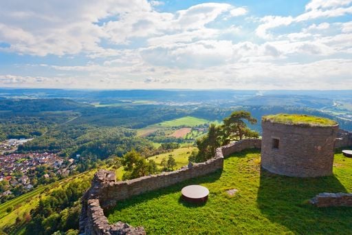Freier Blick auf den Bodensee und bis zu den Alpen von Deutschlands gr&ouml;&szlig;ter Burgruine