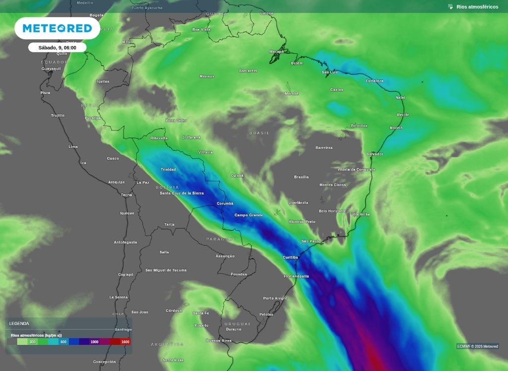 Corredor de umidade atuando sobre o centro-sul do Brasil dando suporte a frente fria e mantendo as instabilidades na Região, de acordo com o modelo ECMWF.