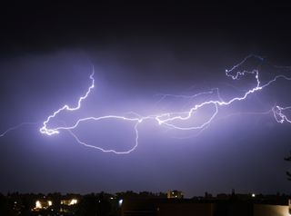 Frente fria ajuda a manter o risco de chuvas intensas nesta segunda-feira em 8 estados; confira a previsão