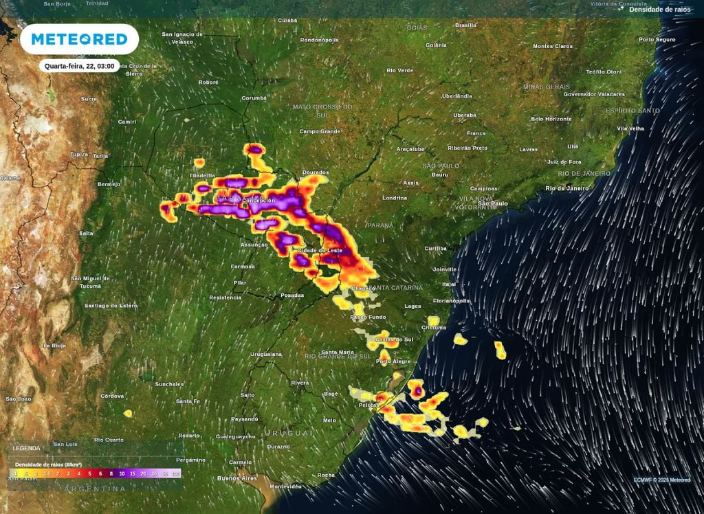 Densidade de raios. Mapa mostra áreas com maior possibilidade de tempestades na madrugada de quarta (22).