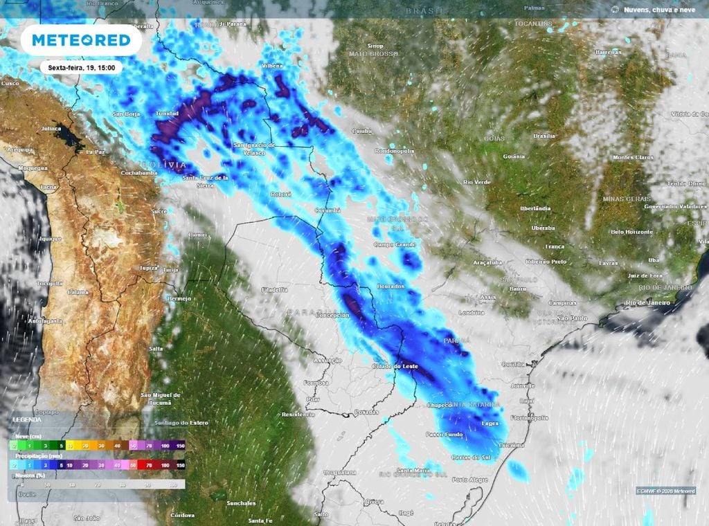 Previsão de precipitação (em mm) e nebulosidade (tons brancos/acinzentados) para sexta-feira (19) às 15h, segundo o modelo europeu ECMWF.