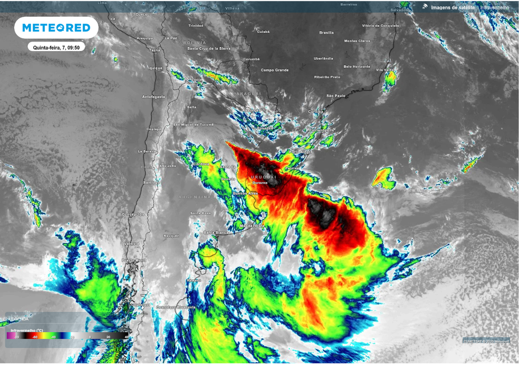 Imagem de satélite no canal infravermelho destaca tempestades intensas relacionadas ao ciclone na manhã de quinta-feira (7).