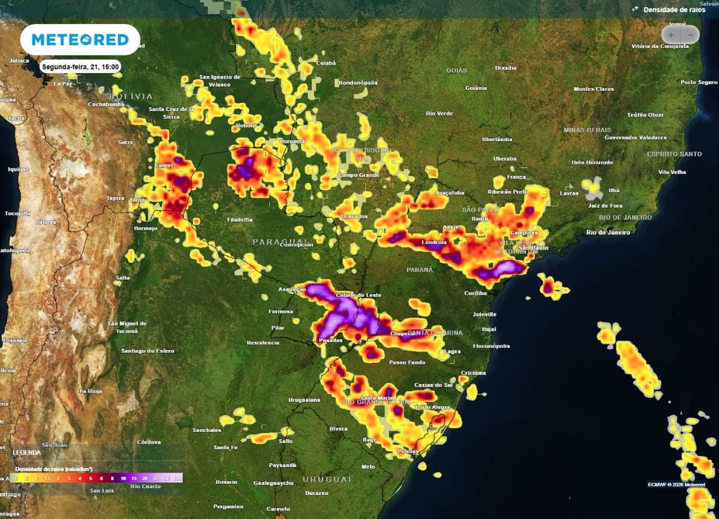 tempestades Mapa de densidade de raios para a tarde da segunda-feira, 21 de setembro. Variável realça as regiões sob maior risco de tempestades.