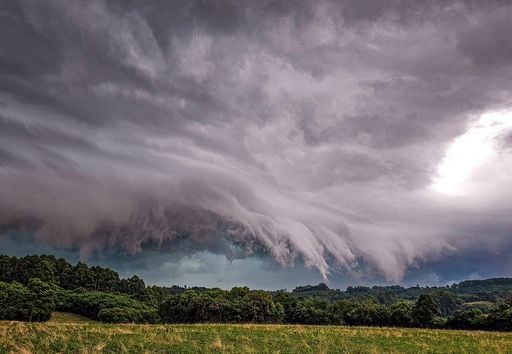 Frente fria avan&ccedil;a, forma ZCAS e mant&eacute;m 11 estados sob alerta at&eacute; sexta, 19; veja a previs&atilde;o