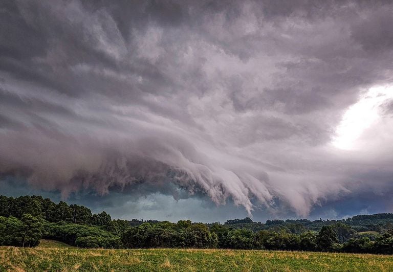 Frente fria avan&ccedil;a, forma ZCAS e mant&eacute;m 11 estados sob alerta at&eacute; sexta, 19; veja a previs&atilde;o