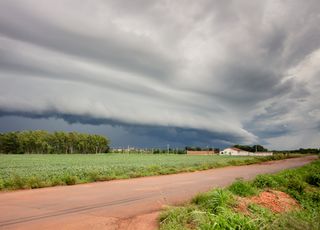 Frente fria avança nas próximas horas: alertas de chuvas intensas e temporais continuam para RS, SC, PR, MS e SP