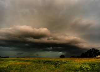 Frente fria avança nas próximas horas pelo centro-sul do Brasil: alerta de tempestades e frio; veja a previsão