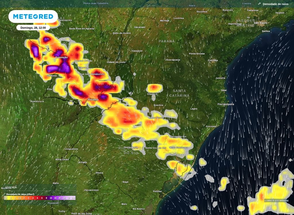 Densidade de raios mostra áreas com maiores possibilidades de tempestades neste domingo (28).