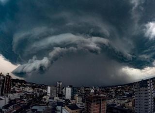 Frente fria avan&ccedil;a pelo Sul com alerta de tempestades e 200 mm de chuva; veja onde
