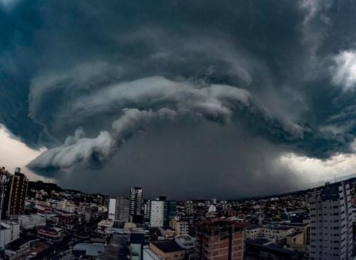 Frente fria avan&ccedil;a pelo Sul com alerta de tempestades e 200 mm de chuva; veja onde
