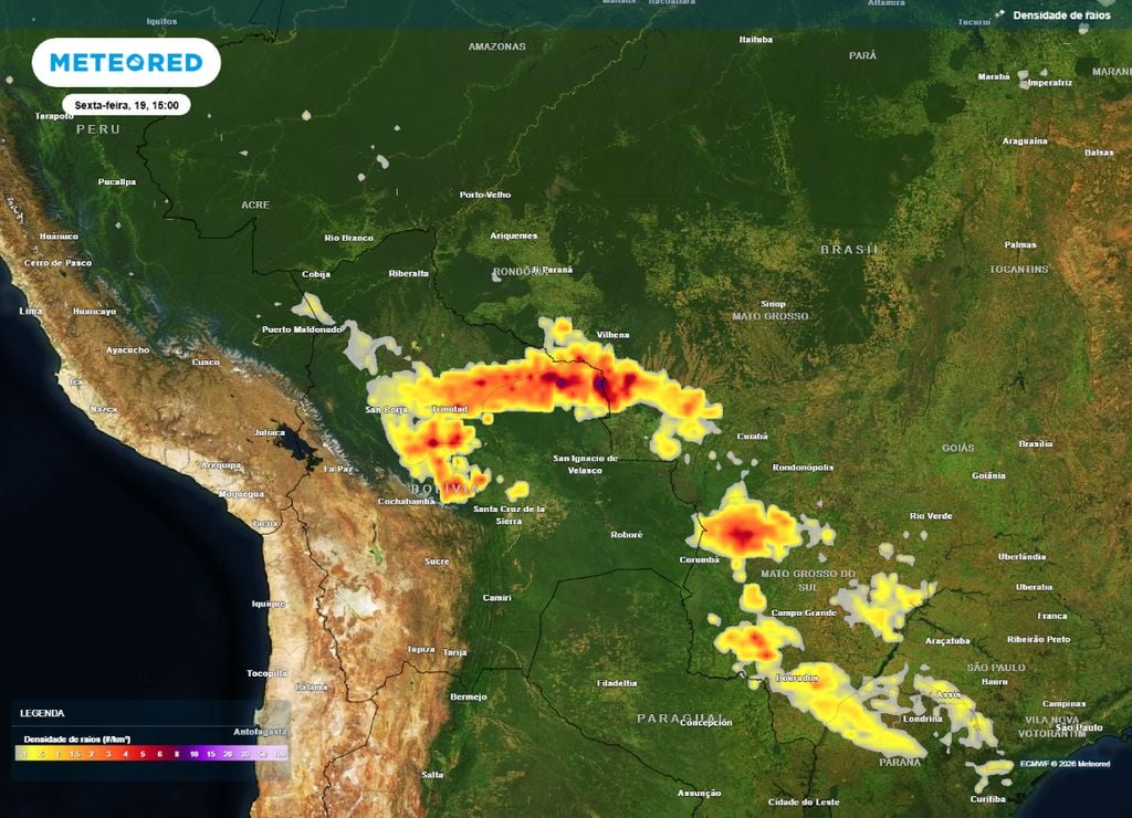 Previsão de densidade de raios para a tarde da sexta-feira, 19 de junho. Realce da linha de instabilidade entre o Mato Grosso e Rondônia.