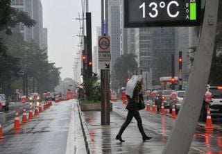Frente fria avan&ccedil;a, traz al&iacute;vio do calor e alertas de chuva para 8 estados nesta quinta-feira, 9