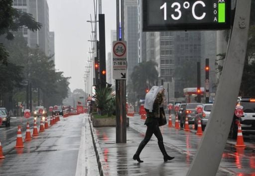 Frente fria avan&ccedil;a, traz al&iacute;vio do calor e alertas de chuva para 8 estados nesta quinta-feira, 9