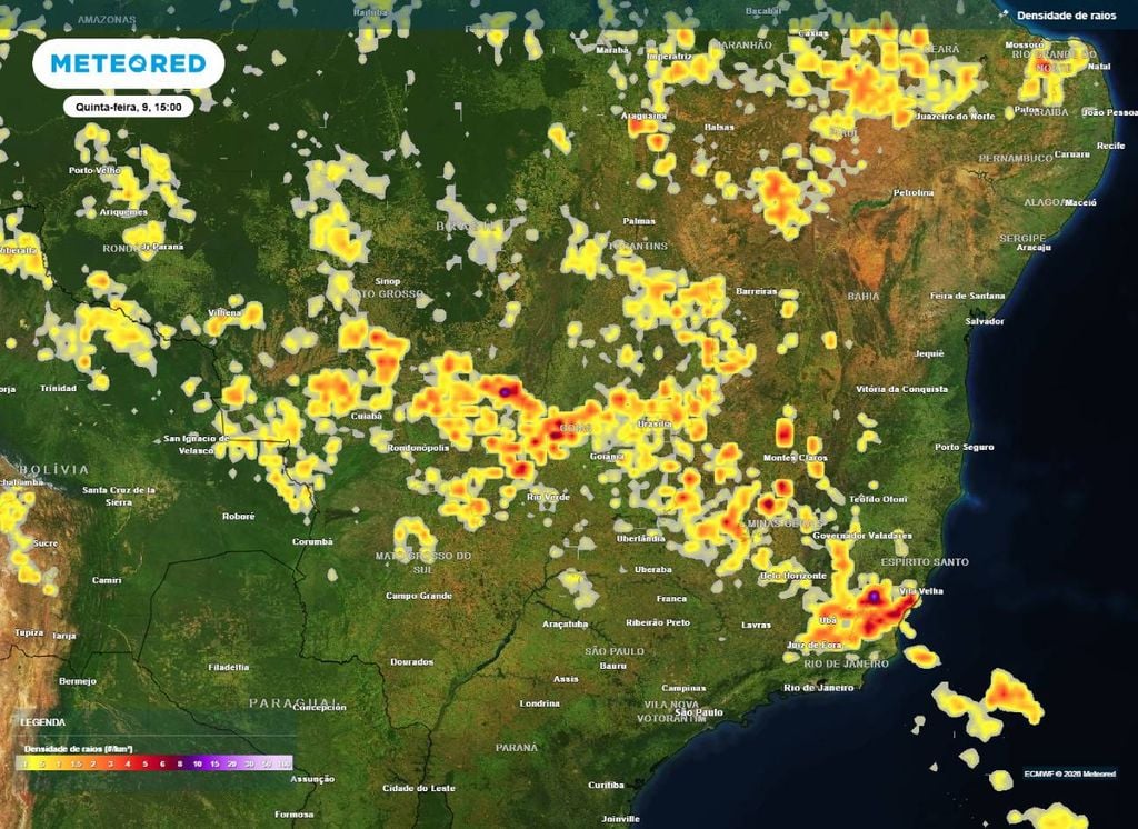 Mapa de densidade de raios para a tarde desta quinta (9) e indica áreas com maiores chances de tempestades.