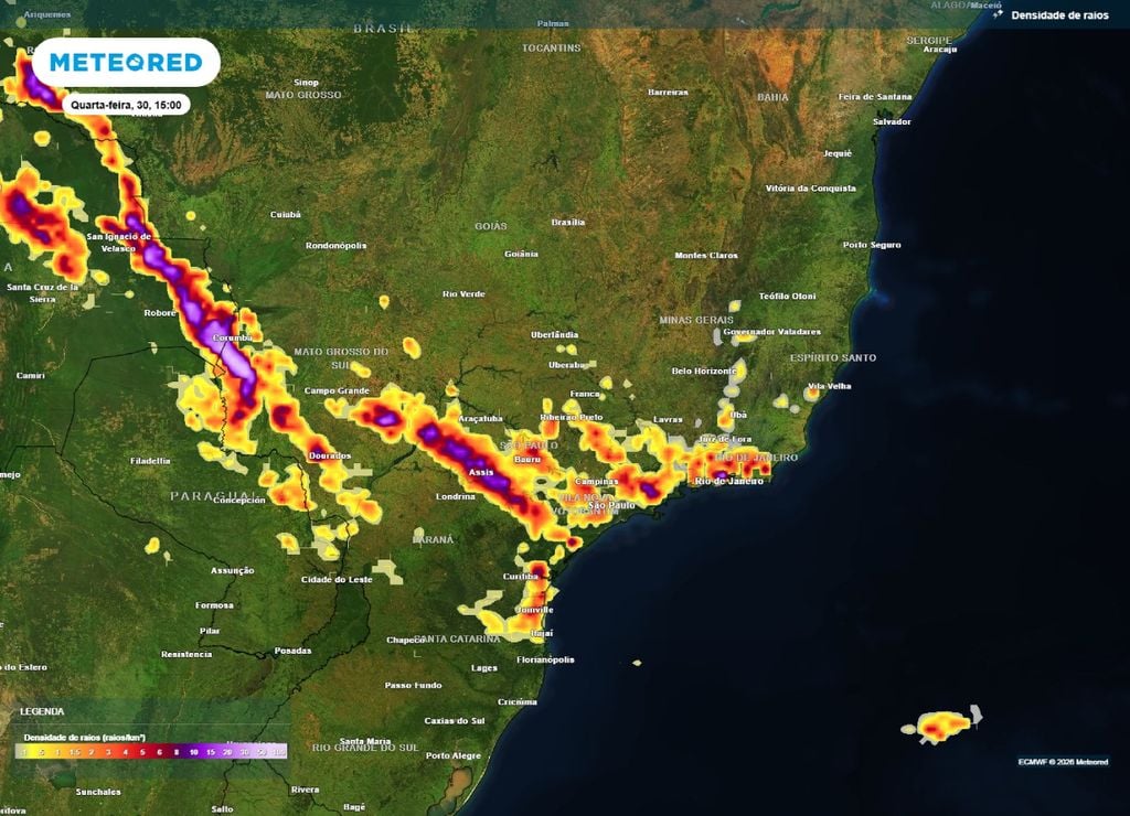 alerta de tempestades Previsão de densidade de raios para a tarde da quarta-feira, 30 de setembro, realça as regiões com maior risco de tempestades.