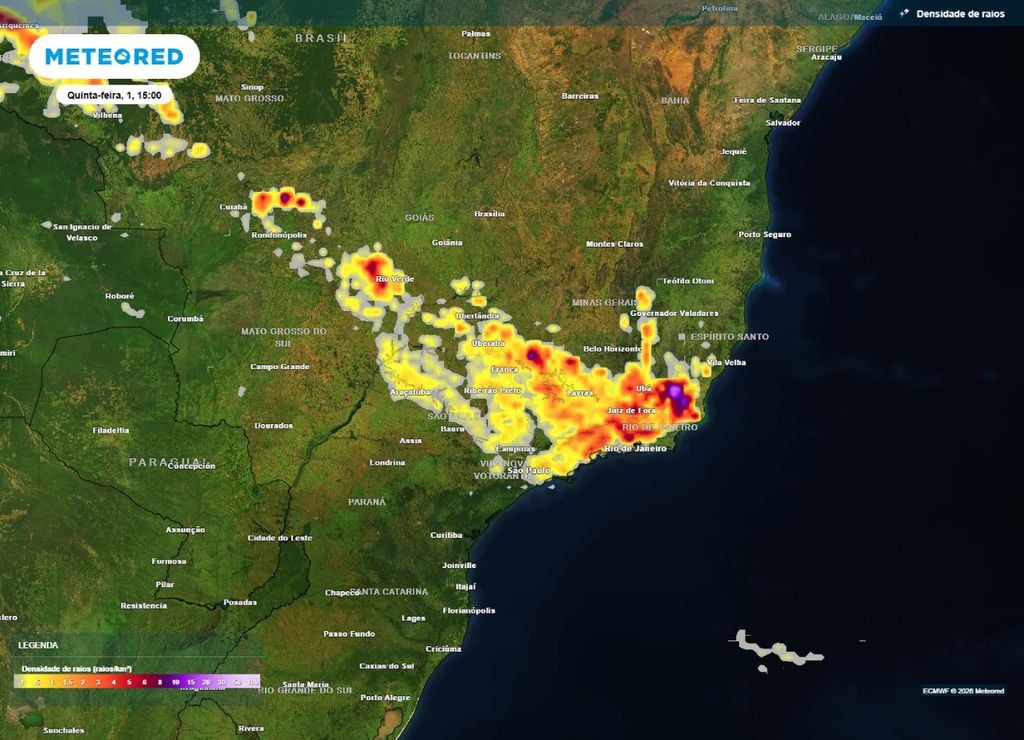 alerta de tempestades Previsão de densidade de raios para a tarde da quinta-feira, 1º de outubro, realça as regiões com maior risco de tempestades.