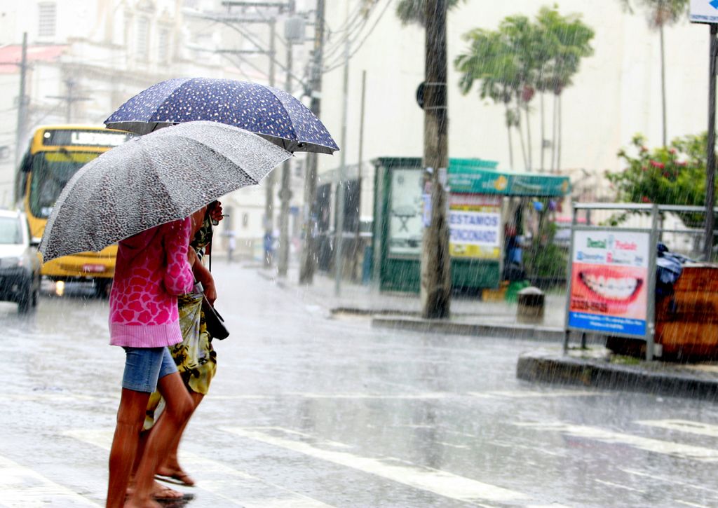 Moradores de Salvador sob chuva na capital. Moradores de Salvador sob chuva na capital.