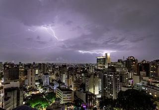  Frente fria chega a SP nesta segunda (22): alerta de intensos temporais; confira a previsão