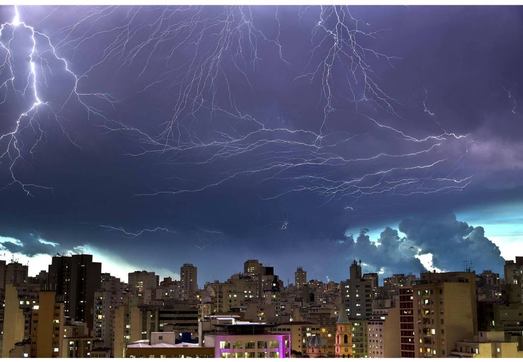 O território paulista está na mira de tempestades com rajadas de vento e chuvas intensas. Créditos: Reprodução/Folha de São Paulo. O território paulista está na mira de tempestades com rajadas de vento e chuvas intensas. Créditos: Reprodução/Folha de São Paulo.