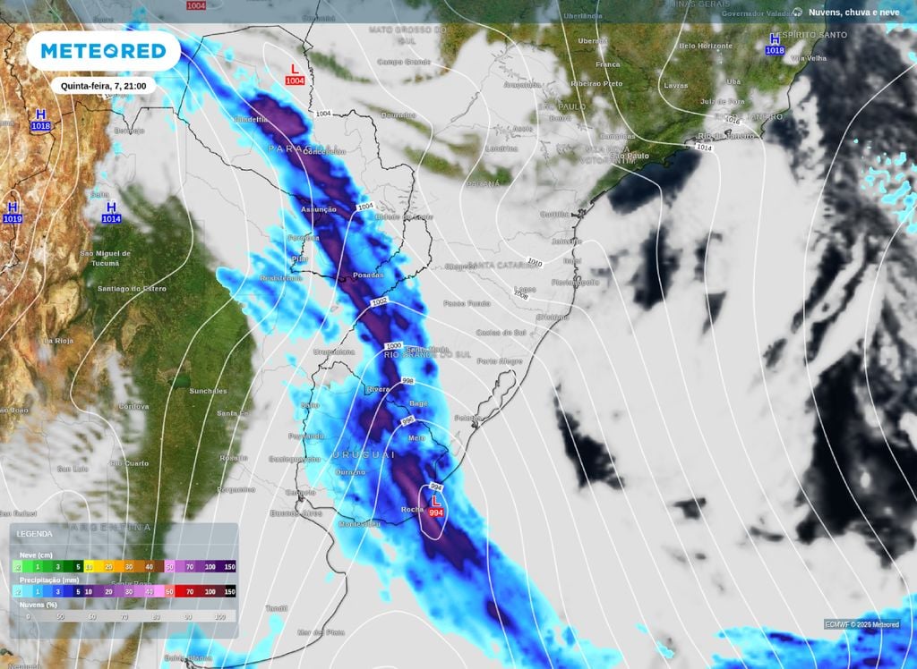 O mapa mostra a presença da baixa pressão próximo ao Uruguai e a sua frente fria encarregada de gerar chuvas intensas e aumentar os riscos de tempestades sobre a Região Sul nesta quinta (7).