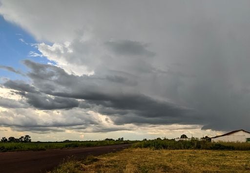 Frente fria chega ao Brasil amanh&atilde; e h&aacute; alerta de chuva para todas as regi&otilde;es; confira a previs&atilde;o