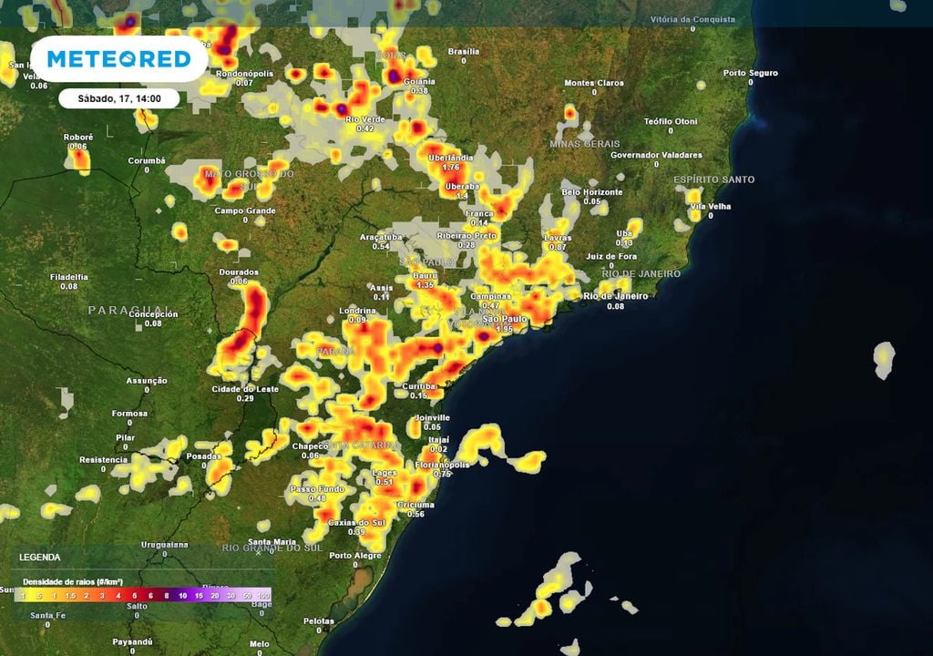 Previsão de densidade de raios no sábado durante a tarde.