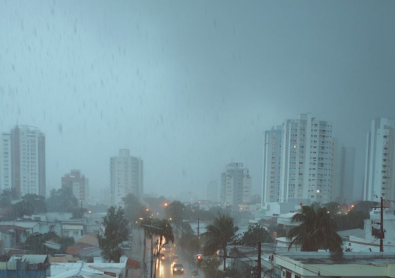 Frente fria chega ao Nordeste e muda o tempo na BA: saiba o que esperar