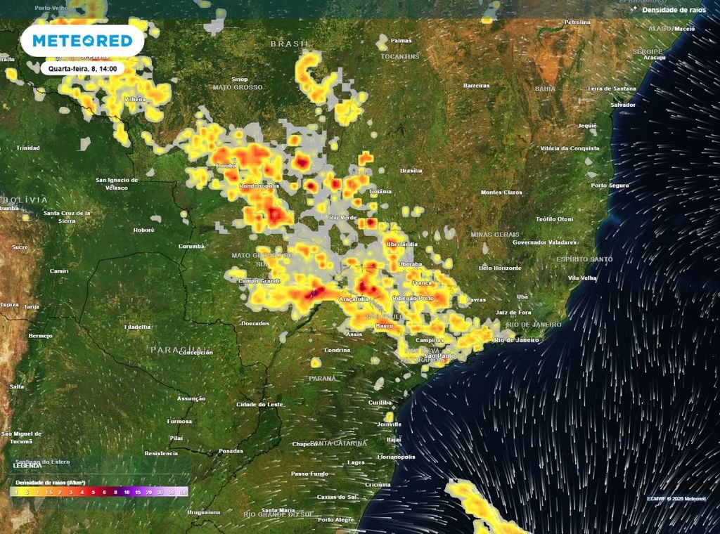 Previsão de densidade de raios para a quarta-feira (8) à tarde (14h), segundo o modelo europeu ECMWF., mostrando as áreas com risco de tempestades.