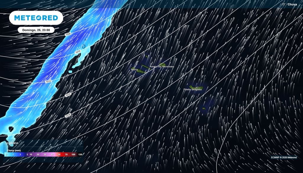 Frente fria aproxima-se dos Açores no final de domingo Previsão de precipitação do ECMWF para as 23h de domingo, 25 de outubro, com a faixa frontal ainda a oeste do Grupo Central e em aproximação ao arquipélago.
