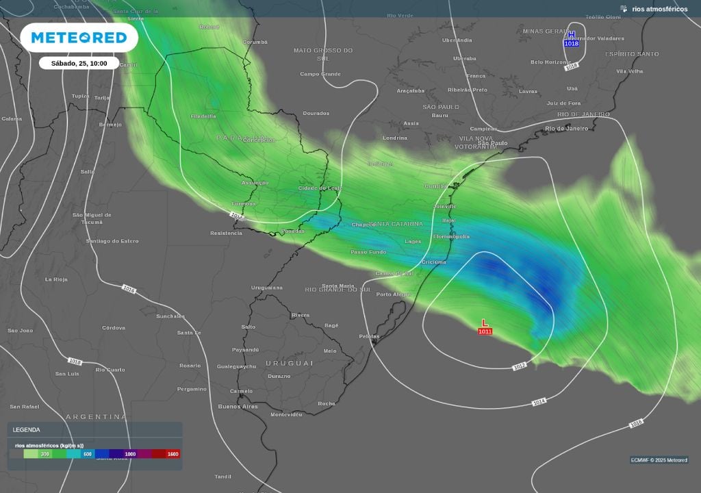 Corredor de umidade atuando sobre o Sul do Brasil dando suporte a frente fria e mantendo as instabilidades na Região, de acordo com o modelo ECMWF.