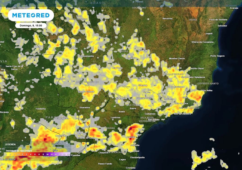 Previsão de densidade de raios no domingo durante a tarde mostra tempestades se espalhando por estados como SC, PR, SP, RJ, MG, ES e MS, ocasionando chuvas intensas.