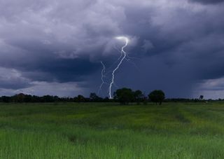 Frente fria continua avançando pelo Brasil nesta segunda, 13: INMET emite avisos para 19 estados; confira a lista