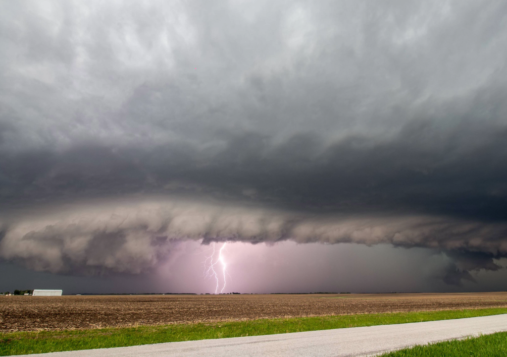 As tempestades podem ser intensas: há risco de granizo, muitos raios e chuvas fortes.