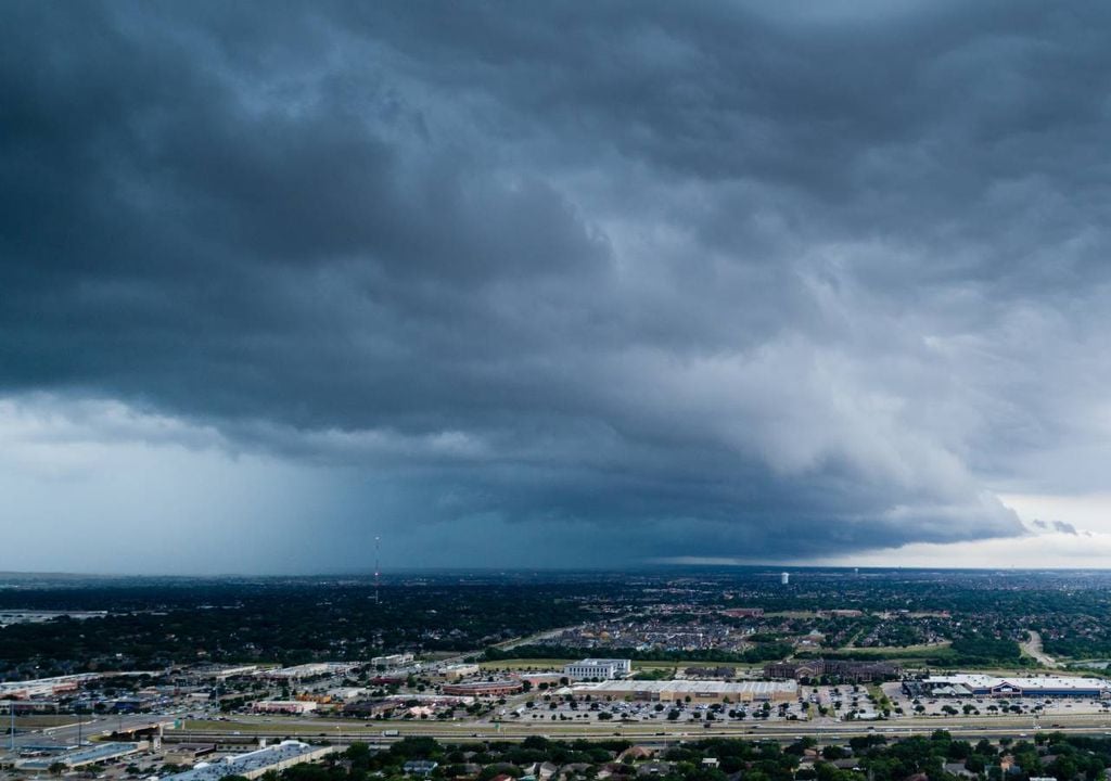 Frente fria ainda atuará no Sudeste do Brasil nesta quinta-feira, provocando chuvas fortes e temporais; e uma massa de ar mais frio começa a ingressar na região, trazendo um alívio nos próximos dias.