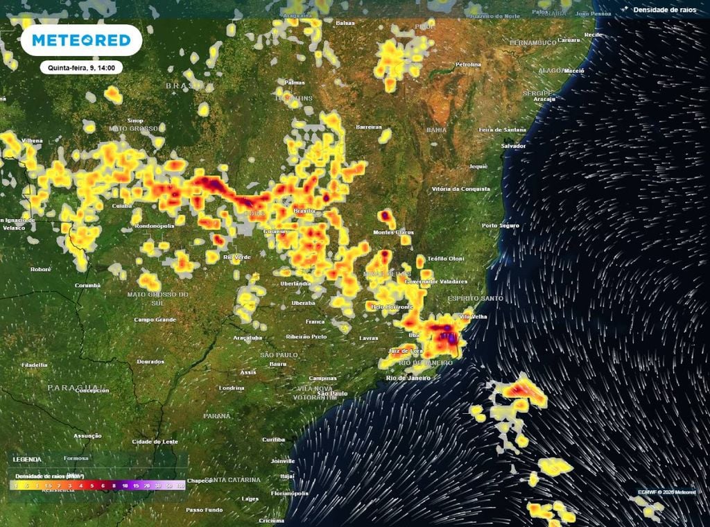 Previsão de densidade de raios para quinta-feira (9) à tarde (14h), segundo o modelo europeu ECMWF, mostrando as áreas com risco de tempestades.