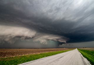 Frente fria e ciclone deixam em alerta 4 estados no início da semana; confira os detalhes