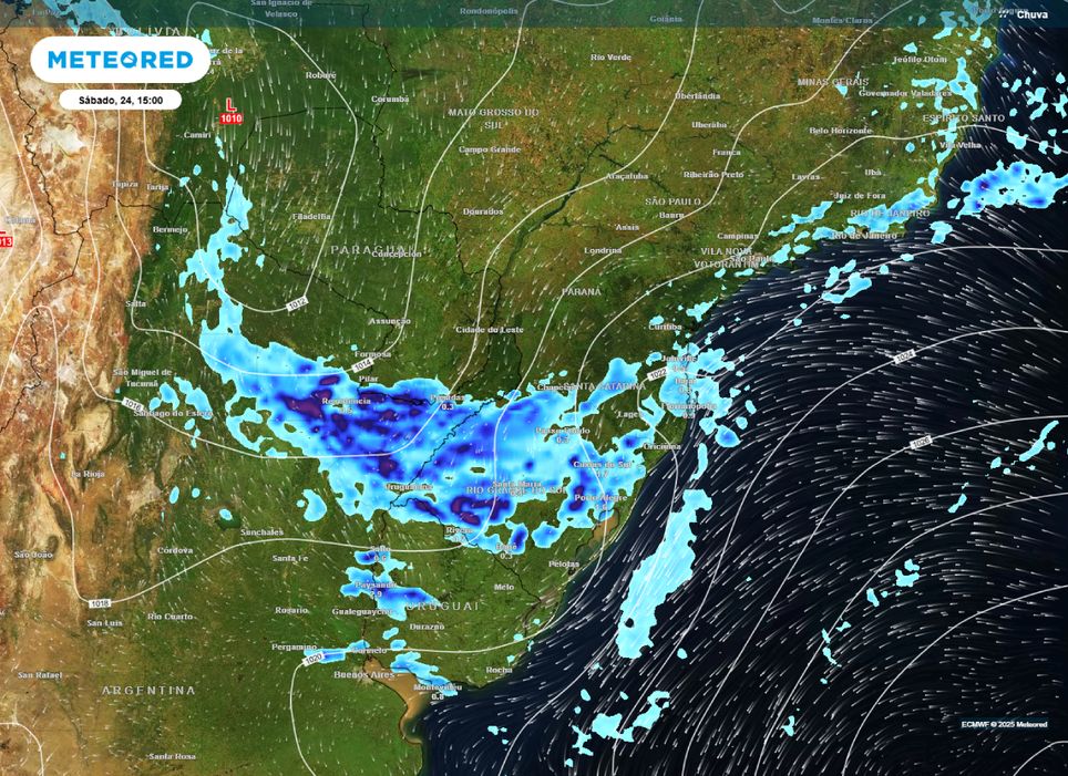 Mapa de precipitação prevista e linhas de pressão indicando a presença do cavado para a tarde de sábado (24). Mapa de precipitação prevista e linhas de pressão indicando a presença do cavado para a tarde de sábado (24).