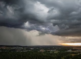 Frente fria está no Brasil, avança e provoca chuvas intensas: o sistema vai afetar até 9 estados; confira a previsão