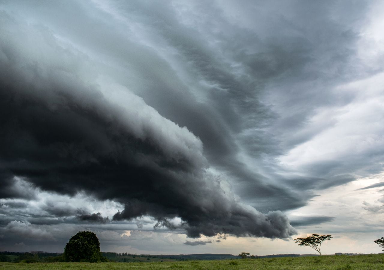 Um ciclone e sua frente fria provocam tempestades no Centro-Oeste, Norte e Nordeste do Brasil, com chuva de até 200 mm na próxima semana e risco de ventos fortes e granizo.