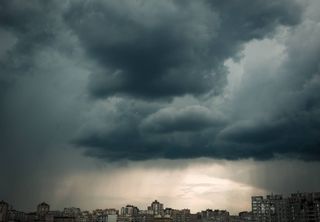 Frente fria mant&eacute;m 4 estados em alerta para chuvas intensas: volumes podem passar dos 100 em apenas 24h