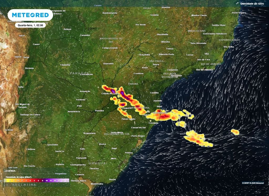 Mapa de densidade de raios mostra áreas com maior potencial para tempestades na madrugada de quarta-feira (1).