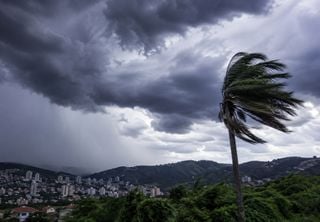 Frente fria mant&eacute;m chuvas e alertas em 6 estados; veja a previs&atilde;o