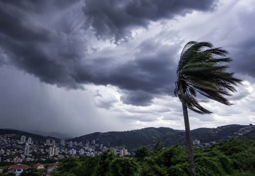 Frente fria mant&eacute;m chuvas e alertas em 6 estados; veja a previs&atilde;o