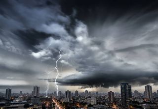 Frente fria muda o tempo e SC e PR entram em alerta para chuva volumosa